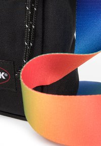 Eastpak THE ONE - Axelremsväska - rainbow dark