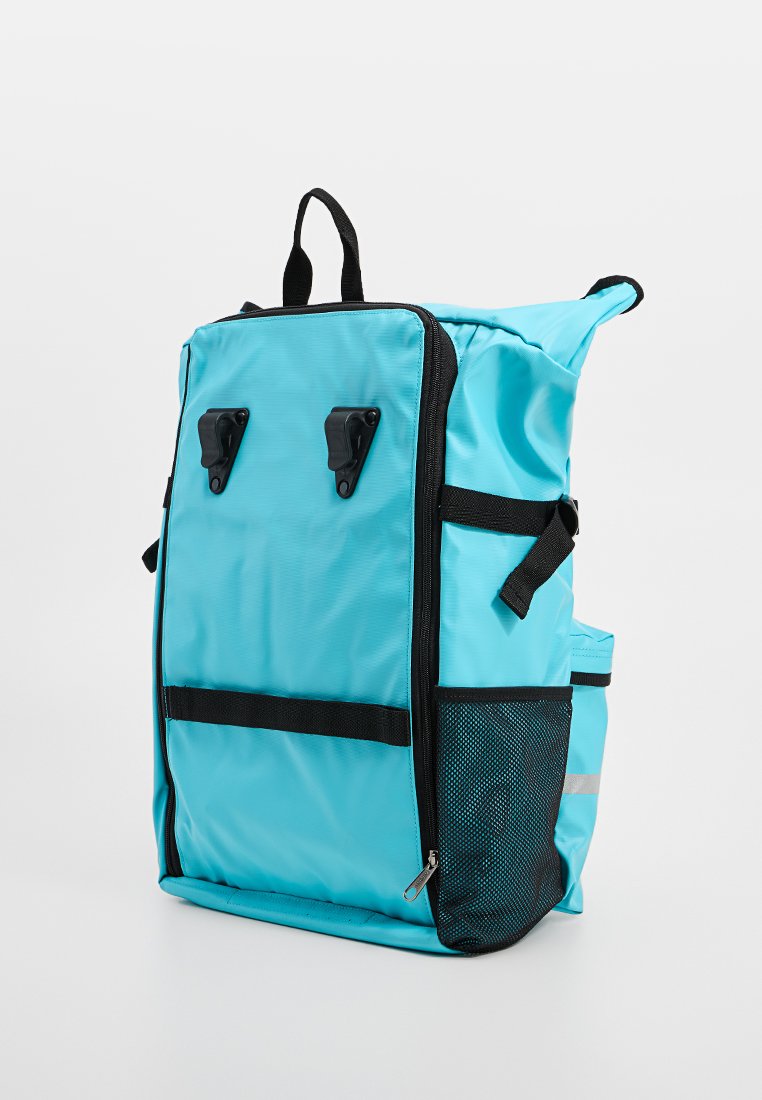 Rucksack in leuchtendem Türkis mit einem Reißverschlussverschluss, schwarzen Akzenten, verstellbaren Trägern, einer seitlichen Netztasche und Schnallen zum Schließen.
