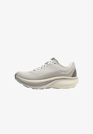 Lichtgrijze sportschoen met een bovenwerk van mesh, witte veters, dikke gevoerde zool en grijze accenten op de hiel en tong, gezien vanaf de zijkant.