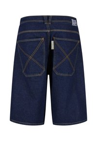 Pantalones cortos de mezclilla en azul oscuro con costuras amarillas visibles, que cuentan con dos grandes bolsillos traseros y una etiqueta rectangular en la cinturilla.