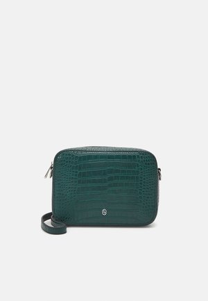 Donkergroene rechthoekige crossbodytas met krokodillenstructuur, zilveren rits en klein zilveren logo aan de voorkant in het midden.