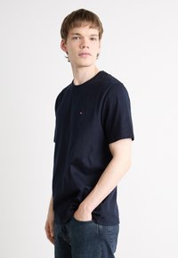 Tommy Hilfiger - ESSENTIAL TEE - T-shirts print - desert sky Miniaturebillede 1