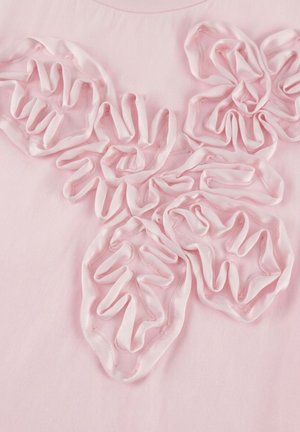 Rožinės medžiagos paviršiuje prisiūti penki trimatės gėlių formos raukiniai, sukuriančius tekstūruotas gėlių raštas.