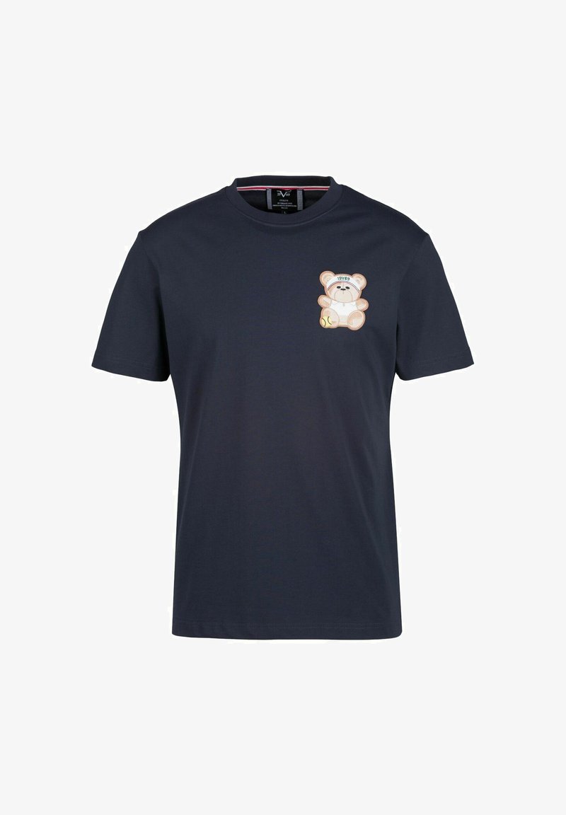 Navyblaue Baumwoll-T-Shirt mit einem gestickten beigen Teddybär-Graphic auf der linken Brust, ergänzt durch einen grünen Ball. Mit kurzen Ärmeln und Rundhalsausschnitt.