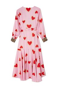 Ροζ φόρεμα με μακριά μανίκια, με μοτίβο κόκκινων και χρυσών καρδιών, μανσέτες με λεοπάρ σχέδιο, ζώνη στη μέση που αγκαλιάζει το σώμα και εβαζέ μίντι φούστα.