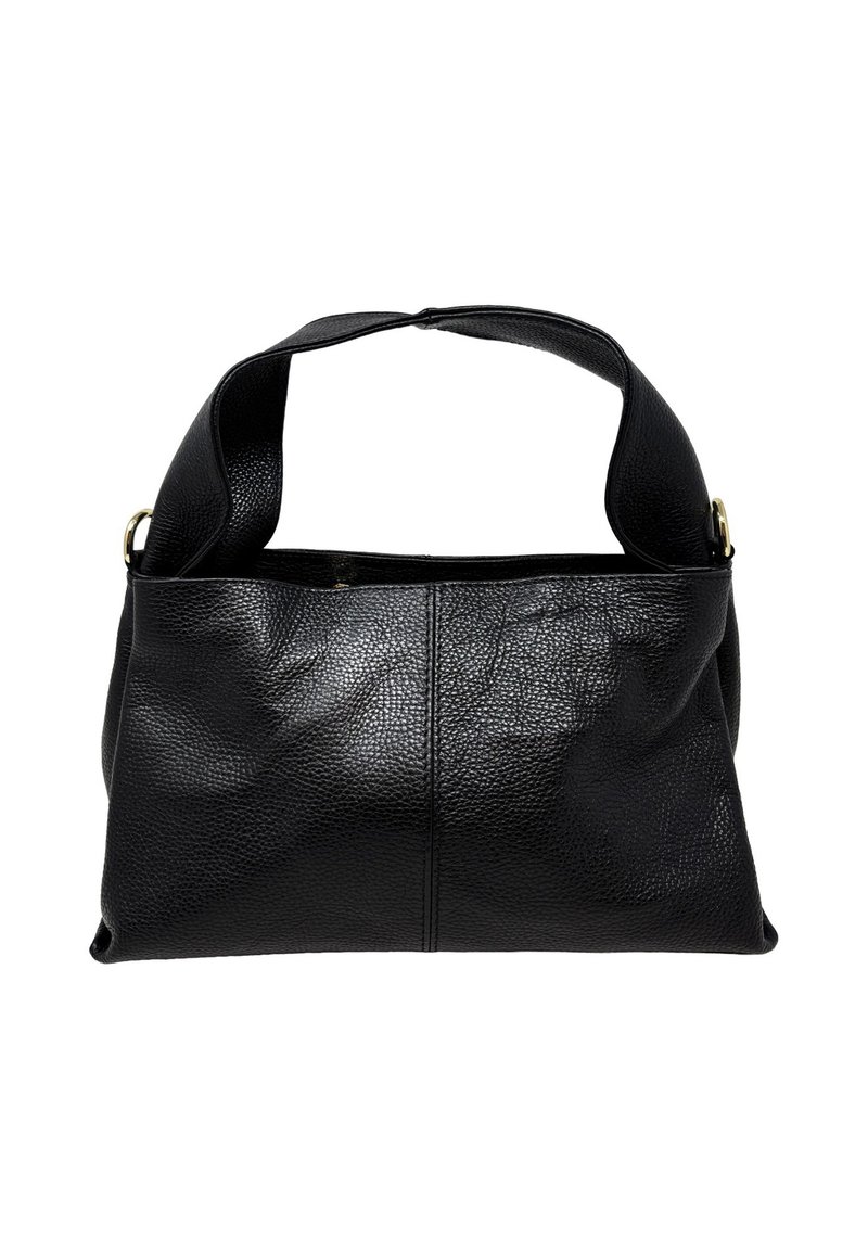 Czarna torba na ramię z fakturowanej skóry, z szerokim paskiem i złotymi metalowymi pierścieniami po obu stronach, przedstawiona na białym tle.