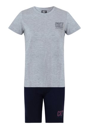 Jasnoszary krótki rękaw koszuli i ciemnoniebieskie szorty, oba z logo "CR7 Nightwear" po lewej stronie.