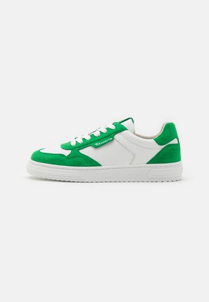 Baskets vertes et blanches en mélange de daim et de cuir, à bout rond et fermeture lacée ; semelle texturée avec un minimalisme dans les détails.