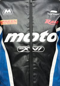 Veste de moto avec panneaux noirs, bleus et blancs, fermeture éclair devant et logos : moto, MM XVI, Bareen, Rally et M Moto.