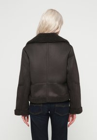Vero Moda HARPER - Giacca in similpelle - chocolate torte
