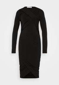 Černé dlouhé šaty s fitted siluetou, s designem do kříže, s nařasenými detaily a délkou po kolena. Hladká textilie.