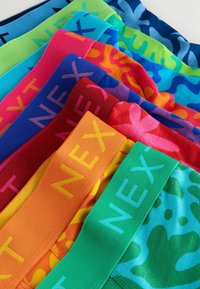 Šareni muški donji veš s raznim uzorcima i elastičnim trakama s logom "NEX". Uključuje nijanse plave, zelene, ružičaste, crvene i narančaste.
