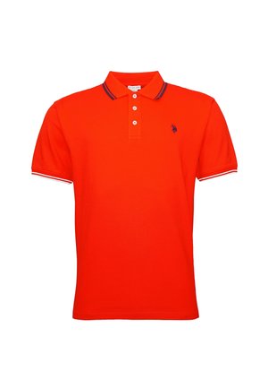 Polo rosso in cotone, con colletto a tre bottoni, dettagli blu navy sulle maniche e un piccolo logo sul petto.