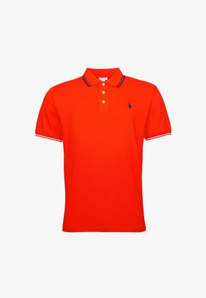 Camisa polo roja de algodón, con un cuello de tres botones, acentos en azul marino en las mangas y un pequeño logo en el pecho.
