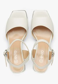 Witte leren blok-hak sandalen met een vierkante neus, brede voorband en verstelbare enkelband. Glad oppervlak met een minimalistisch ontwerp.