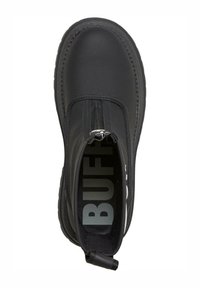 Czarne botki za kostkę z zapięciem na zamek, gładki materiał przypominający gumę, okrągły czubek i logo wewnątrz; posiadają teksturowaną podeszwę dla lepszej przyczepności.