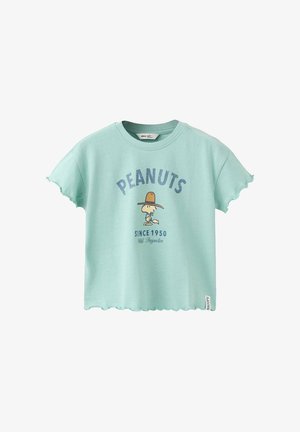 Svijetloplava majica kratkih rukava s nazubljenim rubovima, s likom Woodstoka koji nosi šešir i natpisom "PEANUTS SINCE 1950" sprijeda.