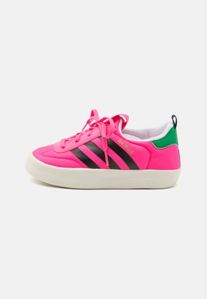 adidas Originals GAZELLE HOME UNISEX - Tenisky - lucid pink/off white/core black