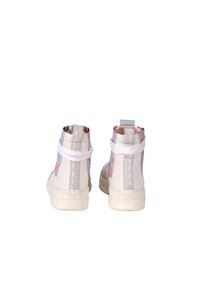 Sneakers alte bianche e nei colori pastello con motivi a stella rosa, texture in pelle liscia e lacci bianchi. Suola in gomma resistente.