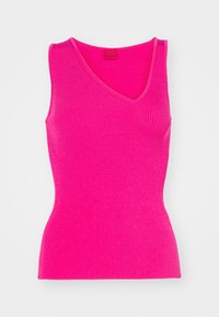 Tætsiddende ærmeløs top i lys pink ribstrikket materiale, med en v-hals og en kontureret form for en tæt pasform. Etiketten er synlig ved halsudskæringen.