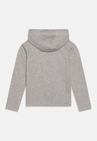 Szara bluza z kapturem wykonana z miękkiego materiału, z kapturem, długimi rękawami oraz prostym wzorem bez ozdób i wzorów.