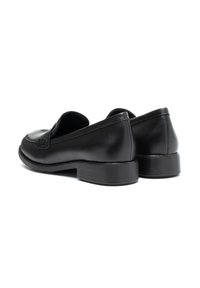 Mocasini din piele neagră cu un finisaj neted, toc jos și vârf rotunjit. Prezintă detalii cusute pe partea din față și talpă din cauciuc texturat.