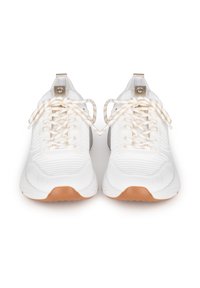 Zapatos deportivos blancos con una parte superior texturada, cordones beige y una suela de goma marrón claro. Presentan un acento metálico en la lengüeta.