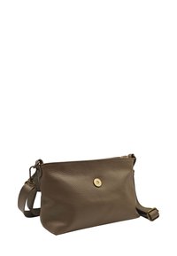 Sac à bandoulière en cuir marron avec une finition texturée, fermeture éclair et détail en métal doré en forme de bouton pression. Bretelle ajustable pour plus de polyvalence.