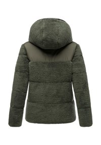 Giacca di pile verde con cappuccio, caratterizzata da una parte superiore liscia e una parte inferiore testurizzata, con una forma rettangolare e una vestibilità comoda.