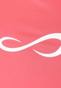 Tela rosa con una textura suave y un prominente diseño de símbolo de infinito blanco en el centro.