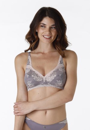 Bralette in pizzo grigio con motivi floreali, dettagli in rosa pallido, spalline regolabili e scollatura a V. Include una mutandina grigia abbinata.