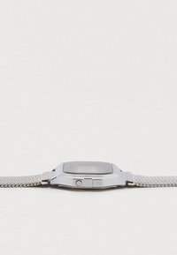 Sølv digitalt armbåndsur med rektangulær urkasse og meshlænke, med klart display og sideknap. Elegant, moderne design.