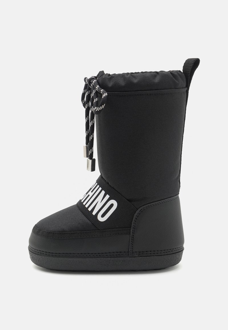 Botte d'hiver noire avec fermeture à cordon, sangle élastique marquée "MOSCHINO" sur le devant et semelle texturée.