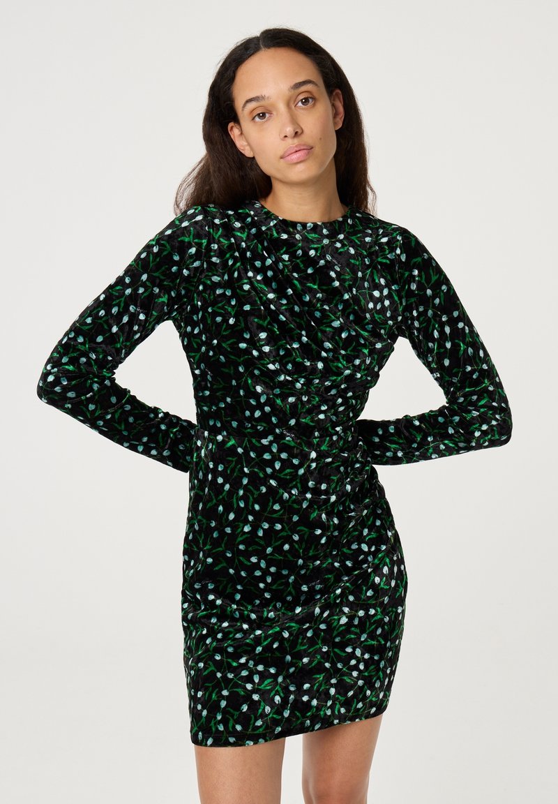 Schwarzes Samtkleid mit langen Ärmeln, das grüne und weiße Blattmuster aufweist, eine taillierte Passform hat und eine geraffte Textur um die Taille besitzt.