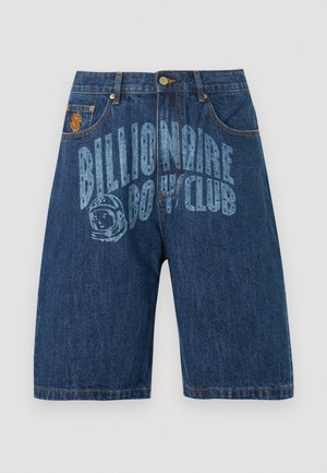 Temno modri denim kratke hlače z sprednjimi žepi, zapiranjem na gumbe ter zbledelimi napisi in grafiko astronavta "Billionaire Boys Club" na sprednji strani.