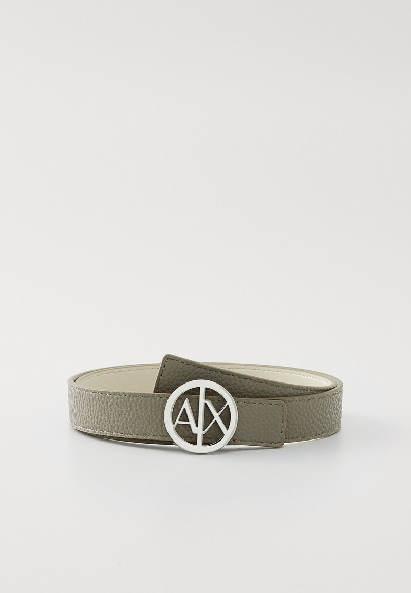 Cinto de couro cáqui com acabamento texturizado, apresentando uma fivela circular prateada com iniciais gravadas. Design plano, comprimento ajustável.