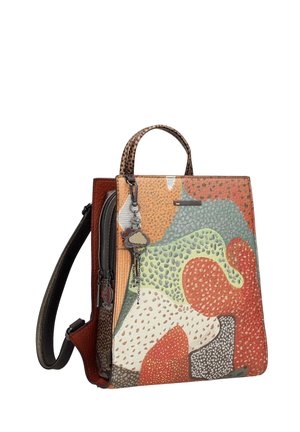 Bolso de mano de forma cuadrada con patrón abstracto multicolor, asa superior, bolsillo lateral con cremallera y charms decorativos adjuntos.