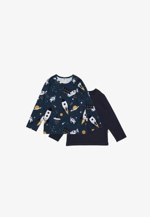 Zwei langärmlige Hemden: eines in Marineblau mit einem Weltraumthema, das Raketen und Planeten zeigt, das andere einfarbig in Marineblau. Beide aus weicher Baumwolle gefertigt.