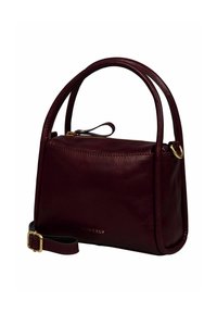 Borsa in pelle bordeaux con due manici superiori, tracolla regolabile, chiusura con zip e accessori in metallo dorato. Forma rettangolare compatta.