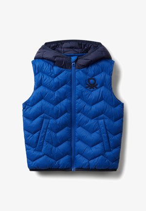 Gilet sans manches matelassé bleu avec capuche rembourrée marine, fermeture éclair sur le devant, poches latérales et un petit logo brodé sur la poitrine.