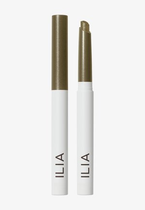 Deux crayons cosmétiques blancs et vert olive côte à côte, l’un fermé et l’autre avec la pointe biseautée exposée, portant la mention ILIA.