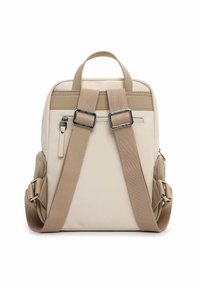 Beżowy plecak o gładkim wykończeniu, z regulowanymi paskami, górnym uchwytem i bocznymi kieszeniami. Posiada przednią kieszeń na zamek i minimalistyczny design.