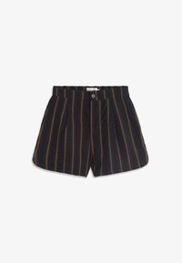 Pantalones cortos negros con rayas verticales marrones y amarillas, cierre frontal con botones y pliegues debajo de la pretina.