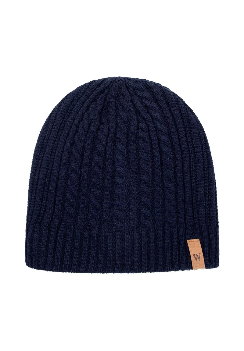Berretto lavorato a maglia blu navy con trama a coste e motivo a trecce. Presenta un piccolo tag rettangolare in pelle con la lettera "W".