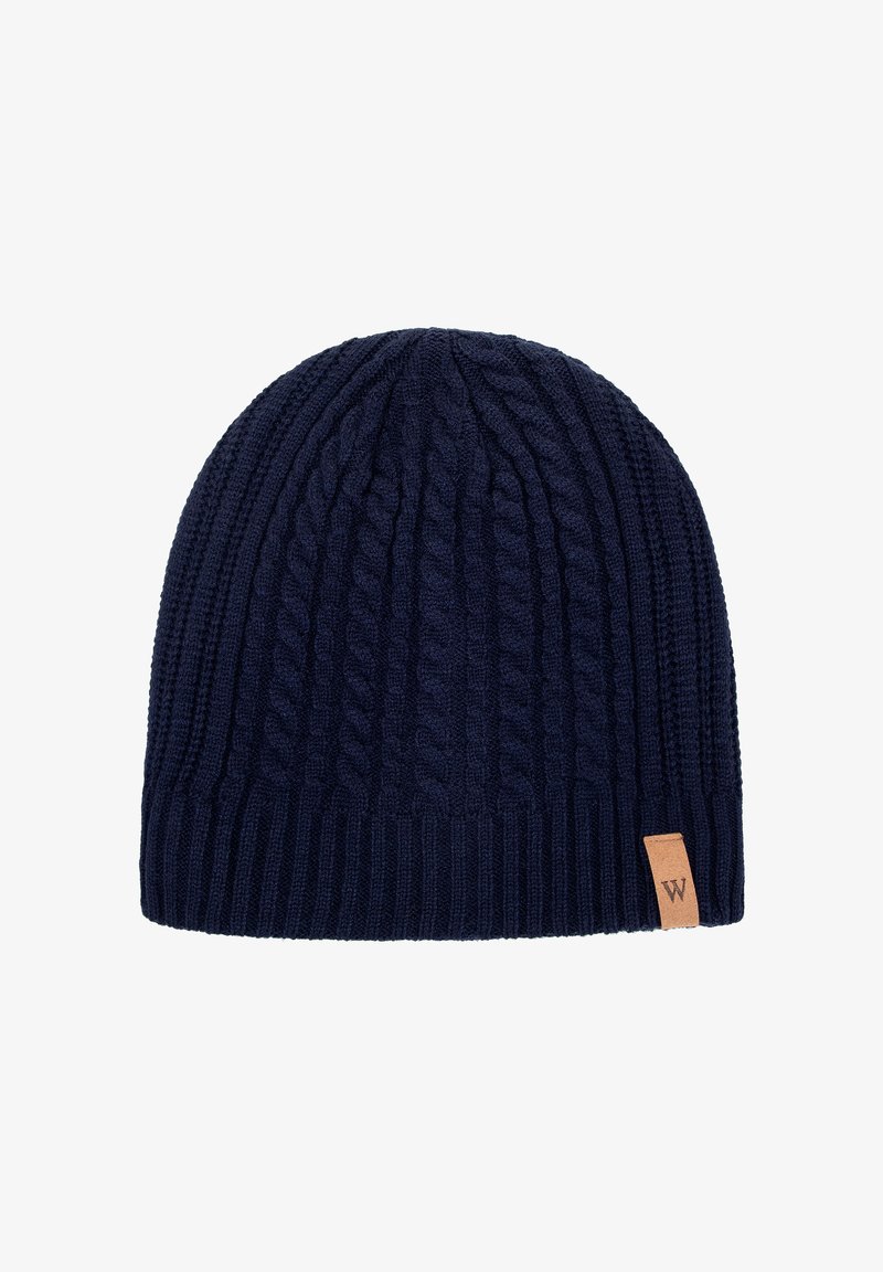 Berretto lavorato a maglia blu navy con trama a coste e motivo a trecce. Presenta un piccolo tag rettangolare in pelle con la lettera "W".