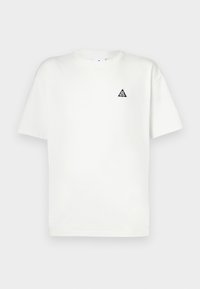 Λευκό βαμβακερό T-shirt με κοντά μανίκια, με μαύρο τρίγωνο λογότυπο στο αριστερό στήθος. Κλασικός λαιμός crew, άνετη εφαρμογή.