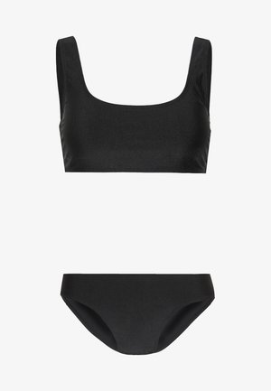 Juodas bikini komplektas, turintis kvadratinį liemenėlės viršų su plačiomis petnešėlėmis ir atitinkamais žemais šortukais, pagamintas iš lygaus, tamprios medžiagos.