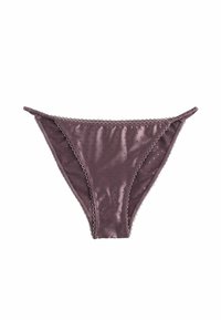 Satinstrings i blommefarvet med et diskret prikket mønster, afsluttet med bølget kant. Har tynde sidestrimler og en glat tekstur.