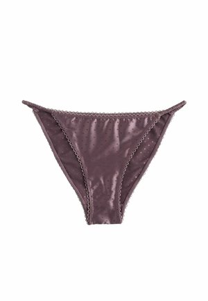 Pflaume Satin-Tanga mit einem subtilen Pünktchenmuster, veredelt mit gewellten Abschlüssen. Hat dünne Seitenriemen und eine glatte Textur.