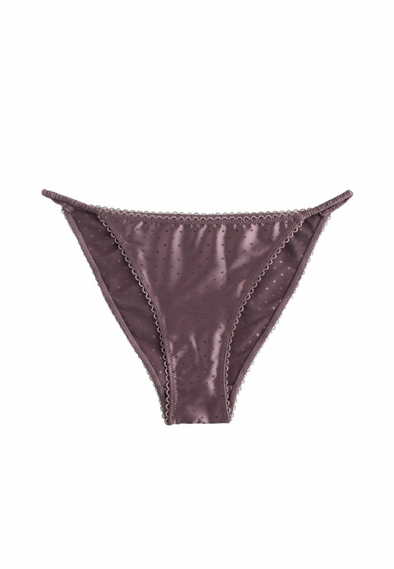 Satinstrings i blommefarvet med et diskret prikket mønster, afsluttet med bølget kant. Har tynde sidestrimler og en glat tekstur.